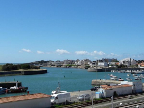 APPARTEMENT FACE au PORT et à L'OCEAN SAINT GILLES CROIX DE VIE WIFI BALCON PARKING PRIVE COUVERT